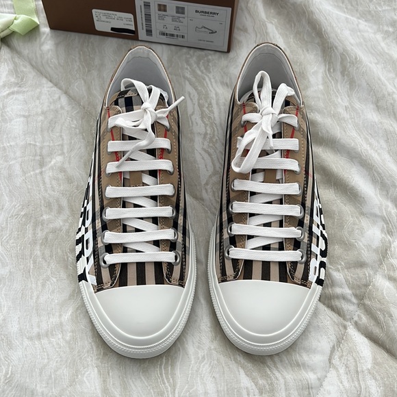 Burberry A:of lark hall l logo size 40.5 - Picture 2 of 7